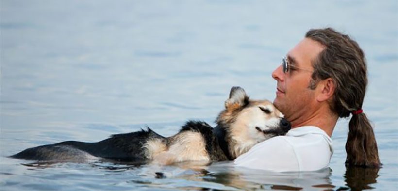 Man Floats With 19 Year Old Elderly Dog Every Day To Ease His Pain